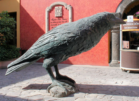 Statue of crow at Mundo Cuervo